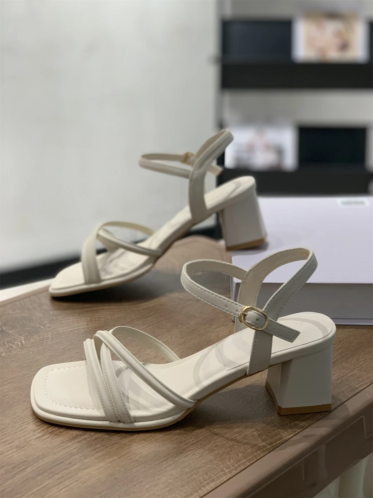 صنادل نسائية بأسلوب خيالي لصيف 2025، تصميم جديد من الجلد بكعب سميك ومقدمة مفتوحة مع حزام وإبزيم، أحذية مريحة للسيدات #4