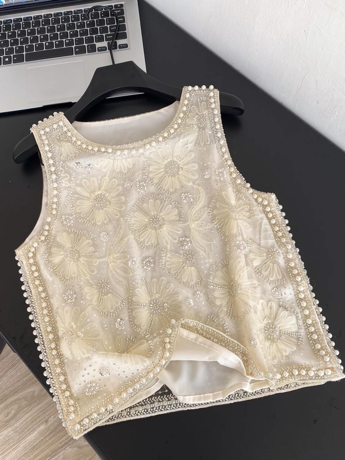 Commute Style Heavy Embellished V-Neck Women's Vest Sleeveless Versatile Fashionable Top Quality Material Single Button Closure