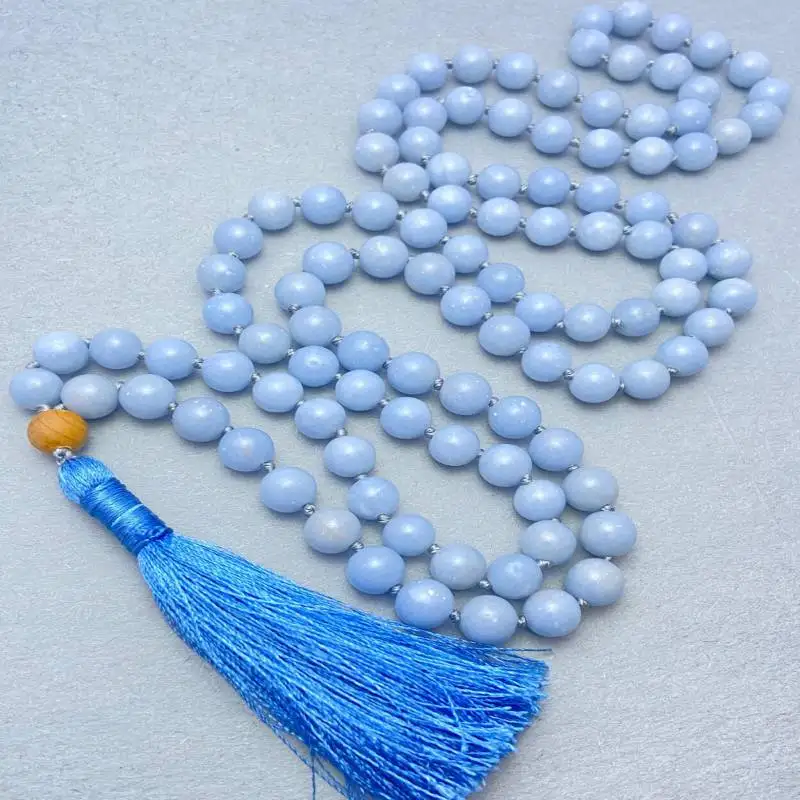 

Натуральное ожерелье-мала из ангелита (108 бусин) с синим кисточком: целебный кристалл для спокойствия и общения