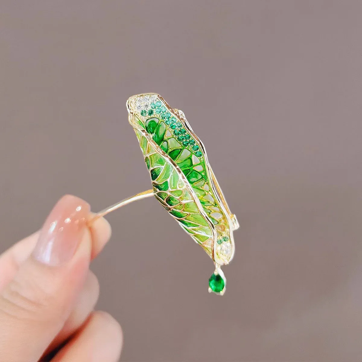 Exquisite Enamel Lotus Leaf Brooch Chest Flower Retro Rhinestone Plant Pins Brooch Silk Scarf Buckle Women Clothing Accessories