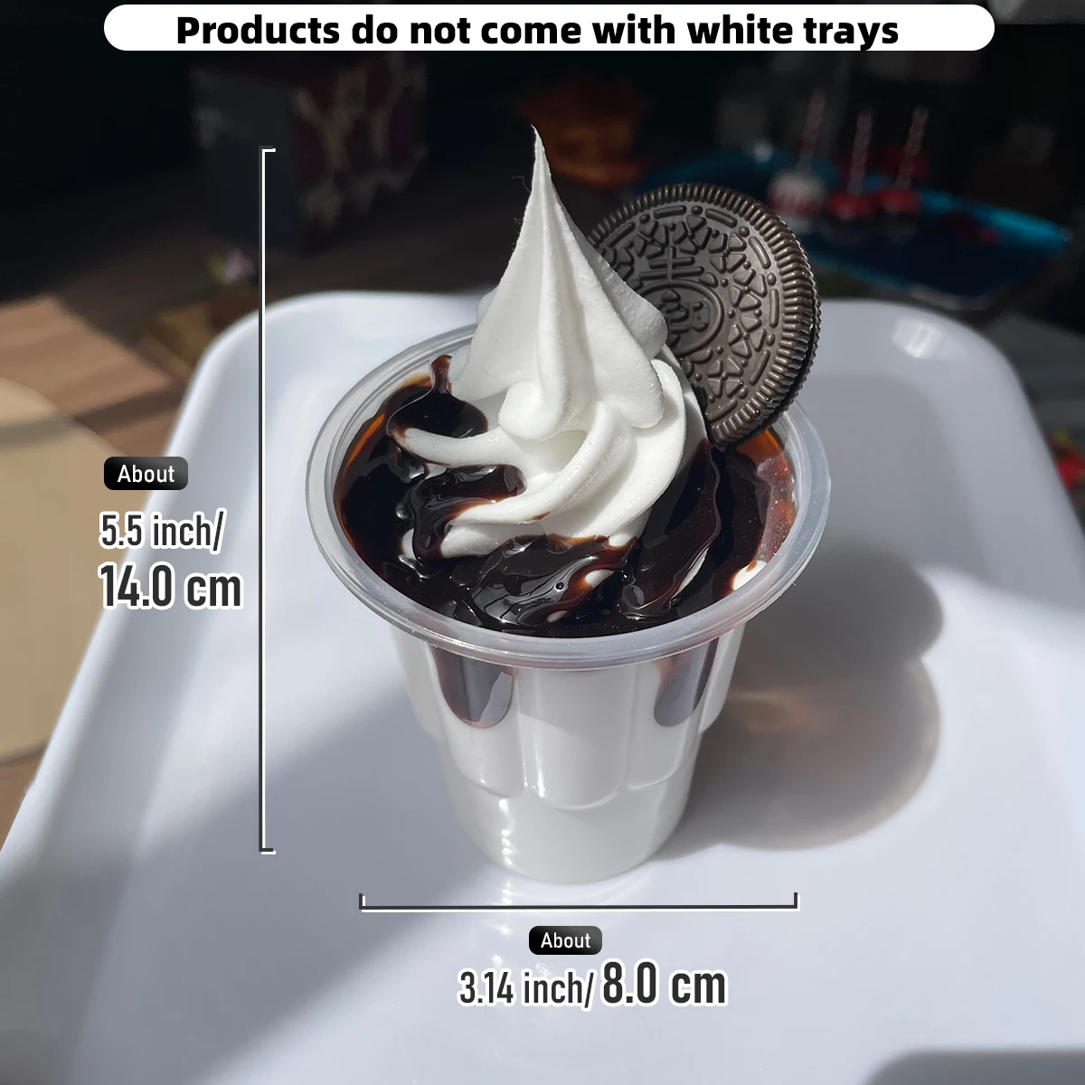 Neues handgefertigtes Set aus künstlichen Eiscreme-Sundaes (Vanille, Schokolade, Erdbeere) als dekorative Fotorequisiten – Design für künstliche Milchshakes und Eiscreme – Detail 11
