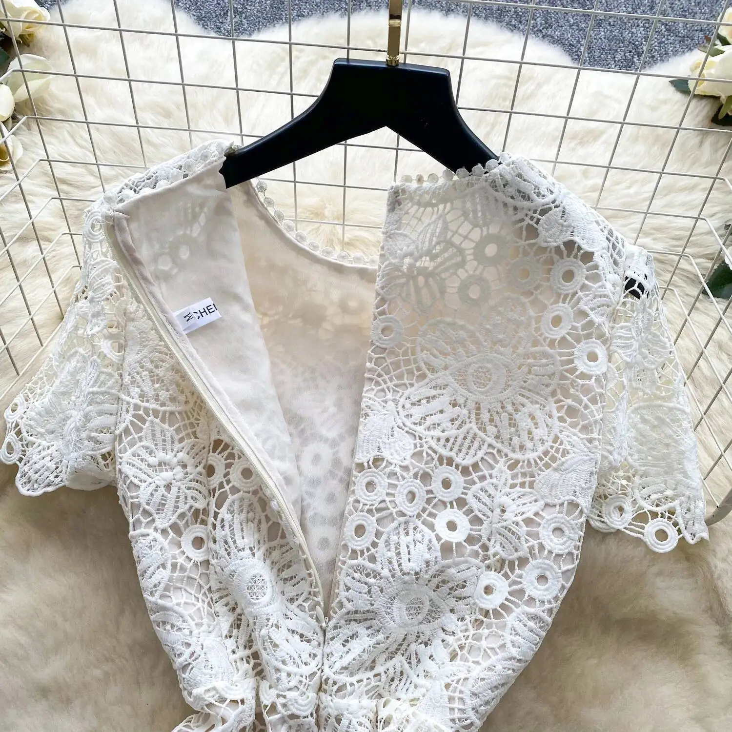 เดรสทรงเมอร์เมดแขนสั้นลูกไม้ฉลุลายดอกไม้สไตล์วินเทจเซ็กซี่เข้ารูป ชุดเดรสฤดูร้อนสุดชิคสำหรับวันพักผ่อน เสื้อผ้าผู้หญิง