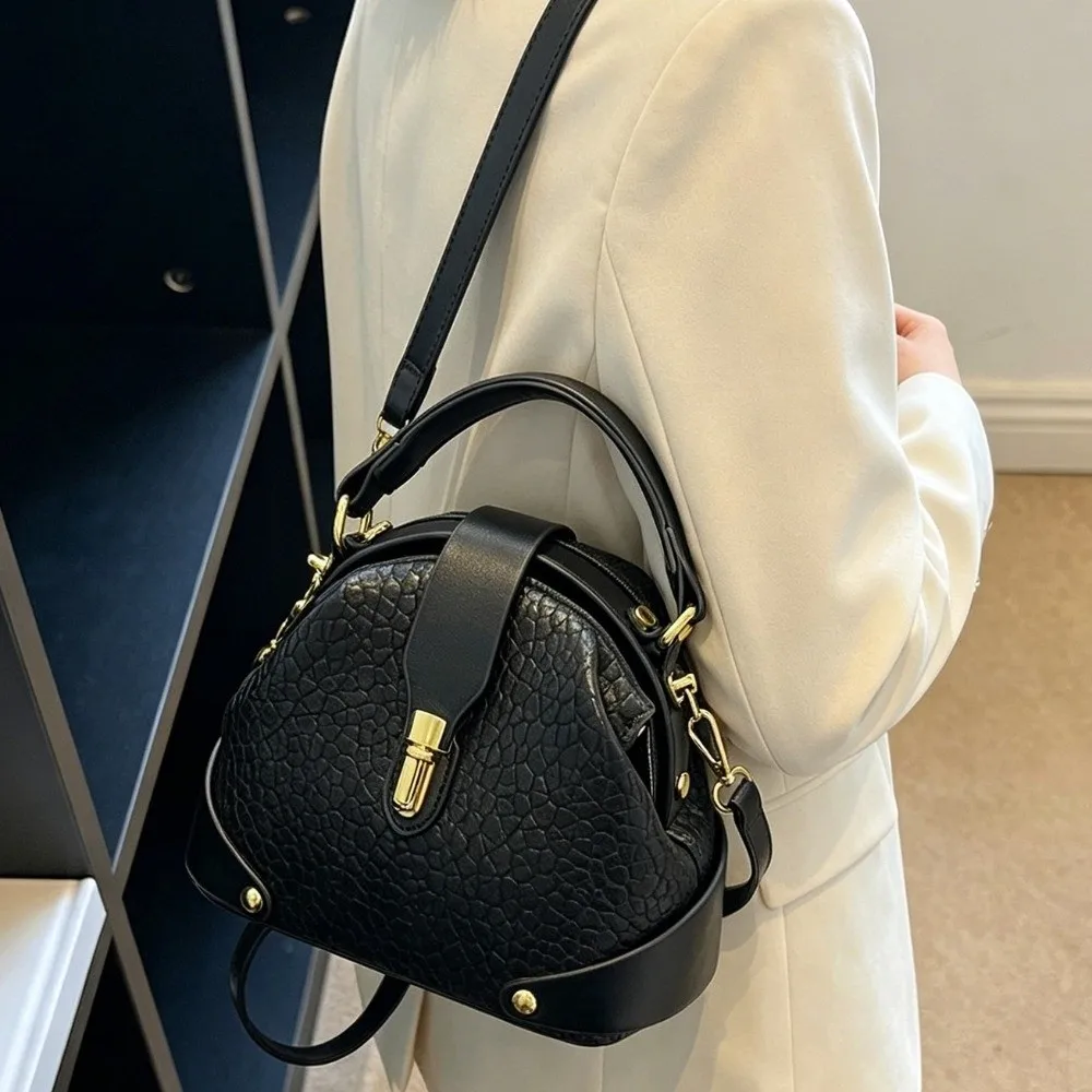 

Metal Buckle Vintage Shoulder Bag Shell Shape Large Capacity Leather Messenger Bag Minimalist Design Adjustable Strap