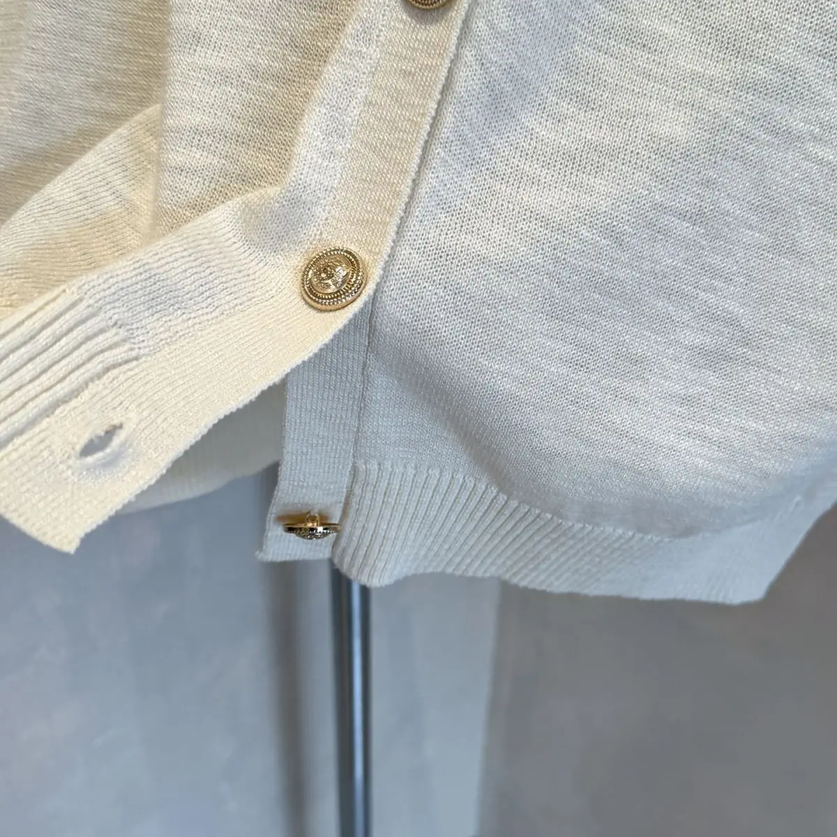 Damesmode Letter Effen Kleur Turn-down Kraag Mouwloze T-shirts Lente Zomer Vintage Knoppen Elasticiteit Geborduurde Tops