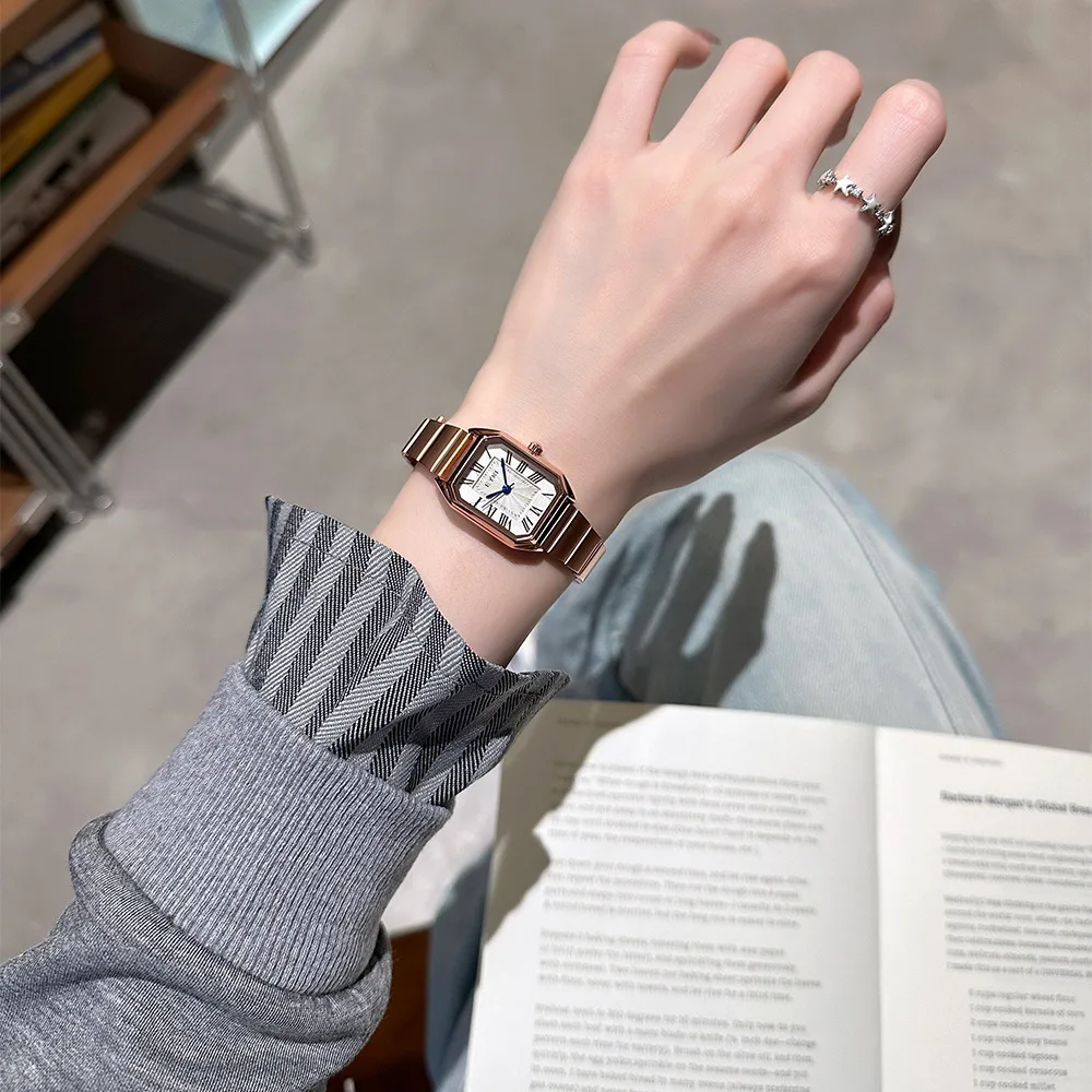 Nieuw licht luxe retro rechthoekig stalen bandhorloge met stalen band voor dames, eenvoudig temperament, koppelhorloge, luxe horloge van hoge kwaliteit