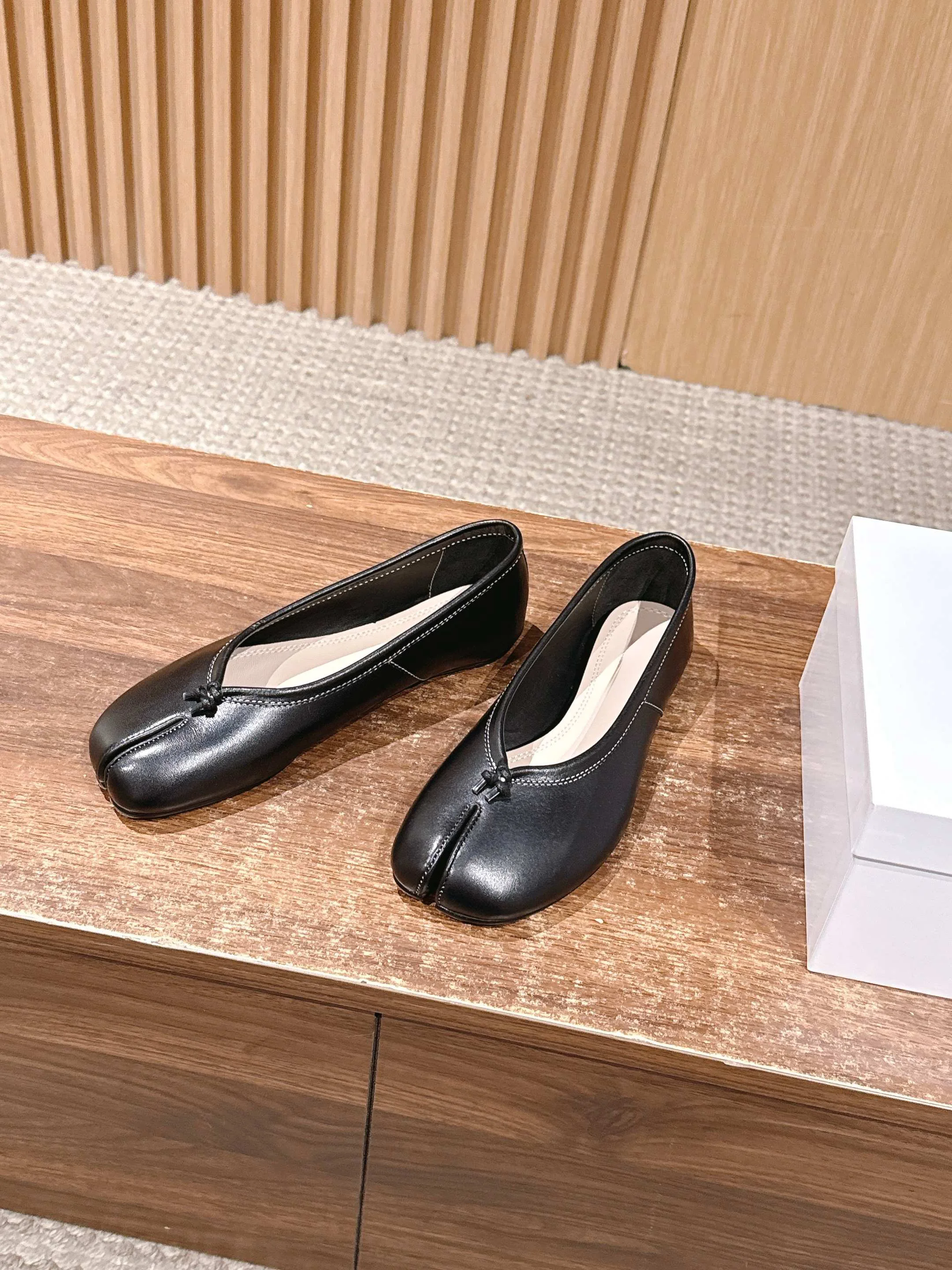 

Женские кожаные туфли на плоской подошве 2025 года — дизайн с разделенным носком, мягкая подкладка, удобные для повседневного/офисного использования.