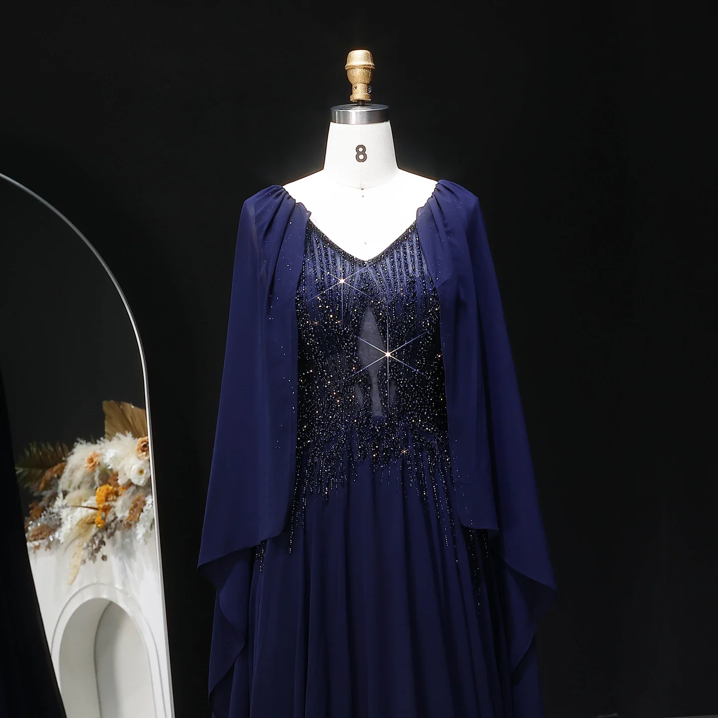 Sharon Said Luxuriöses Weinrotes V-Ausschnitt Langes Cape Chiffon Abendkleid Funkelndes Perlenbesetztes Arabisches Formelles Hochzeitskleid für Damen SS053 Custo – Detail 5