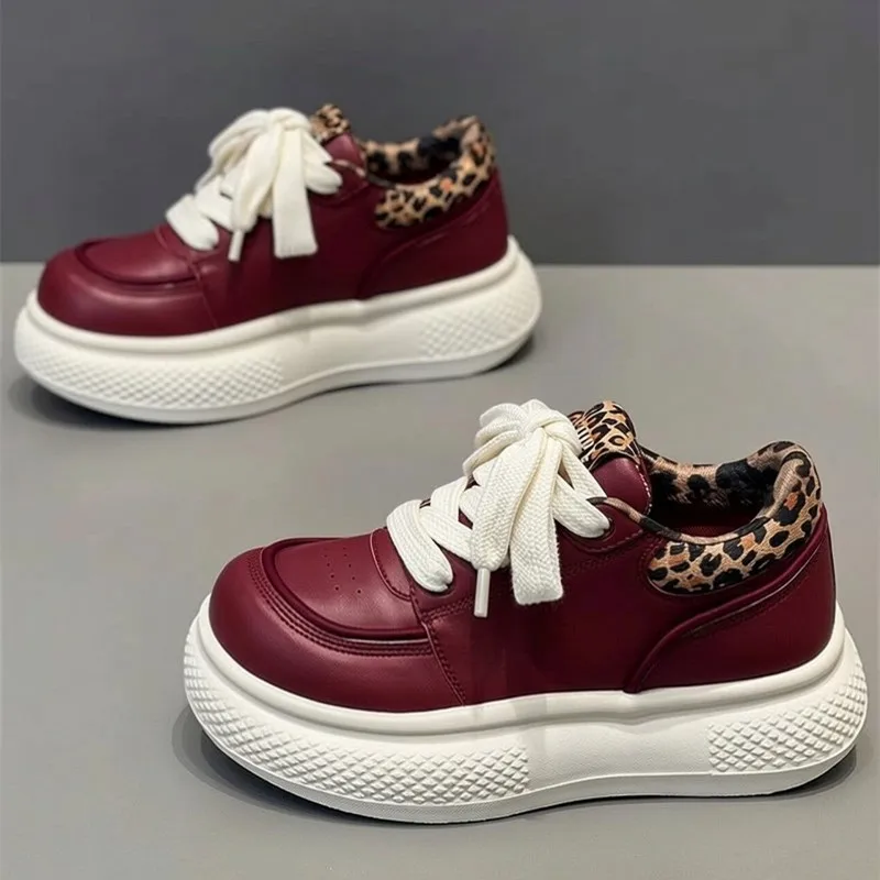 

Men's Casual Sport Shoes Spring 2026 Trendy Versatile Thick Bottom Bread Boarding Shoes for Teens Increase Height Big Head