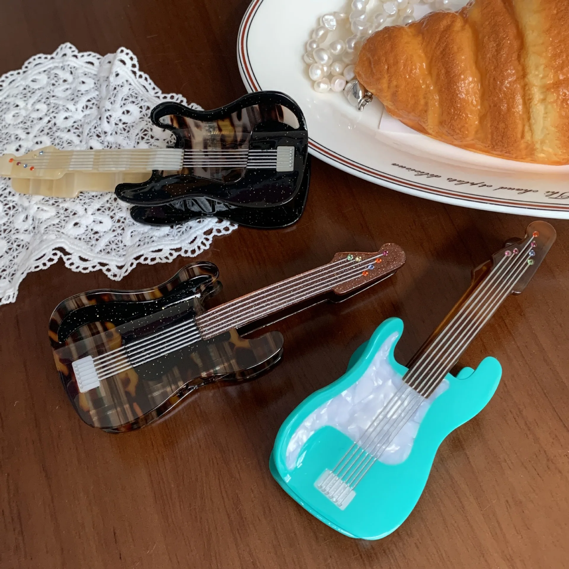 

Новая забавная заколка для волос в виде гитары, легкая роскошная заколка-краб для высокого хвоста, аксессуар для волос.