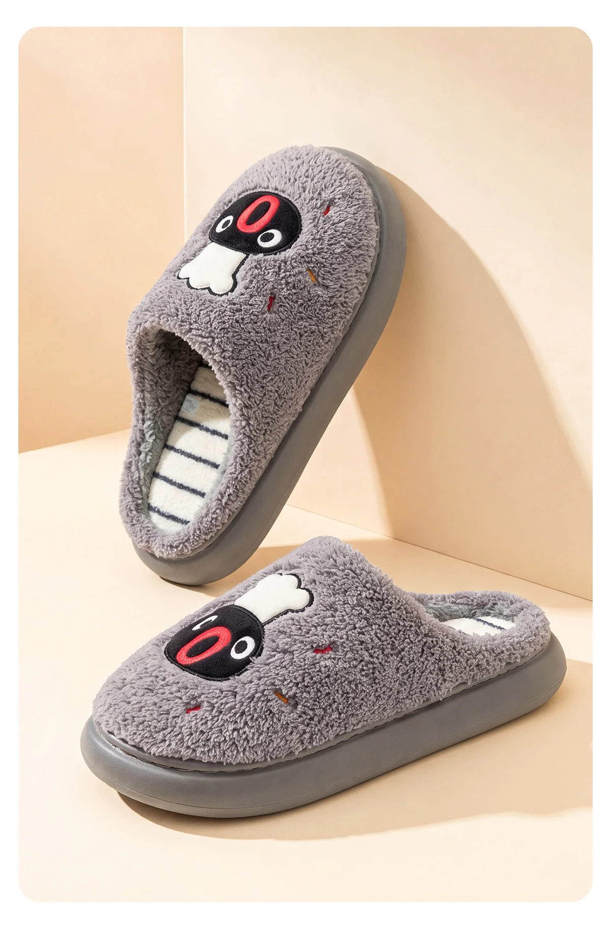 Lizenzierte Pingu-Stickerei-Plüschpantoffeln für Damen, dicke Sohle, warme, flauschige Slip-On-Hausschuhe für den Winter. – Detail 14