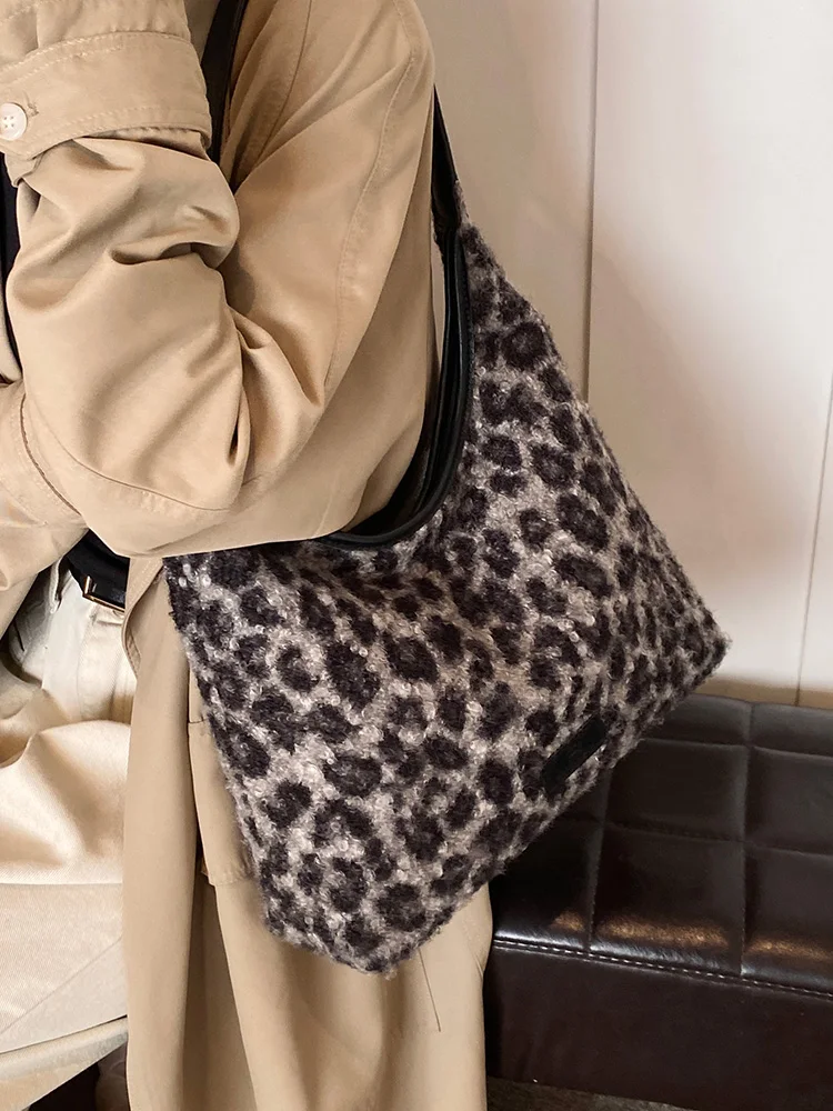 

2025 New Autumn And Winter Leopard Print Plush Shoulder Bag With Large Capacity, Simple And Versatile Commuting Tote Bag Trendy