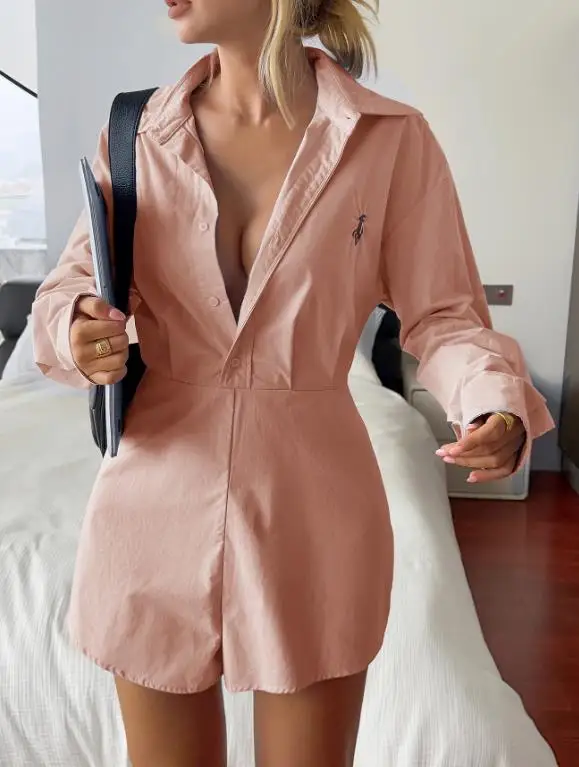 Tuta da donna con camicia abbottonata casual primaverile e autunnale. Tuta con pantaloni corti a maniche lunghe dalla vestibilità comoda ed elegante