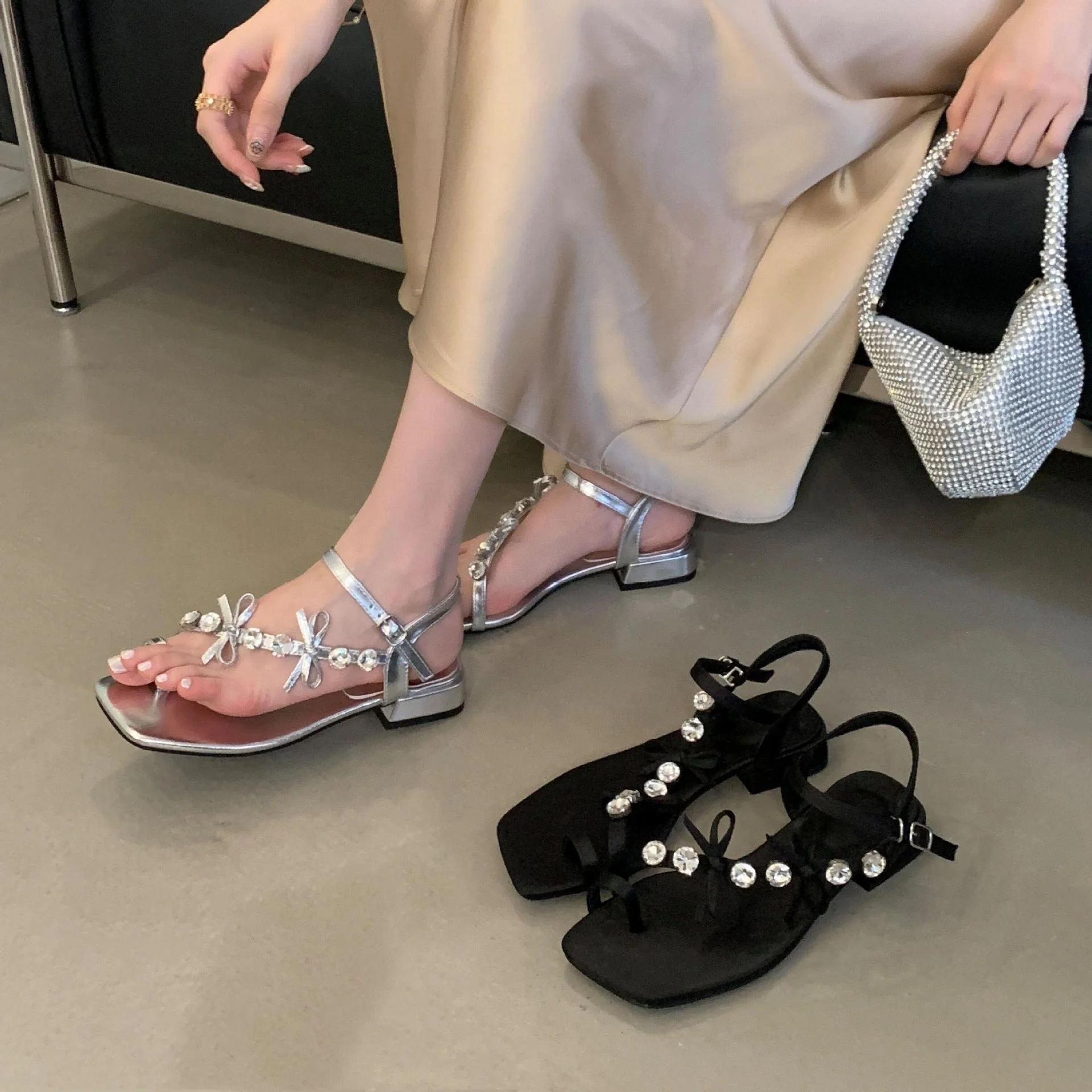 Luxury Designer Summer Open Toe Thick Heel Women Sandals Crystal Bow Buckle Strap Flip Flops Clip Toe Slip On Dress Party Pumps