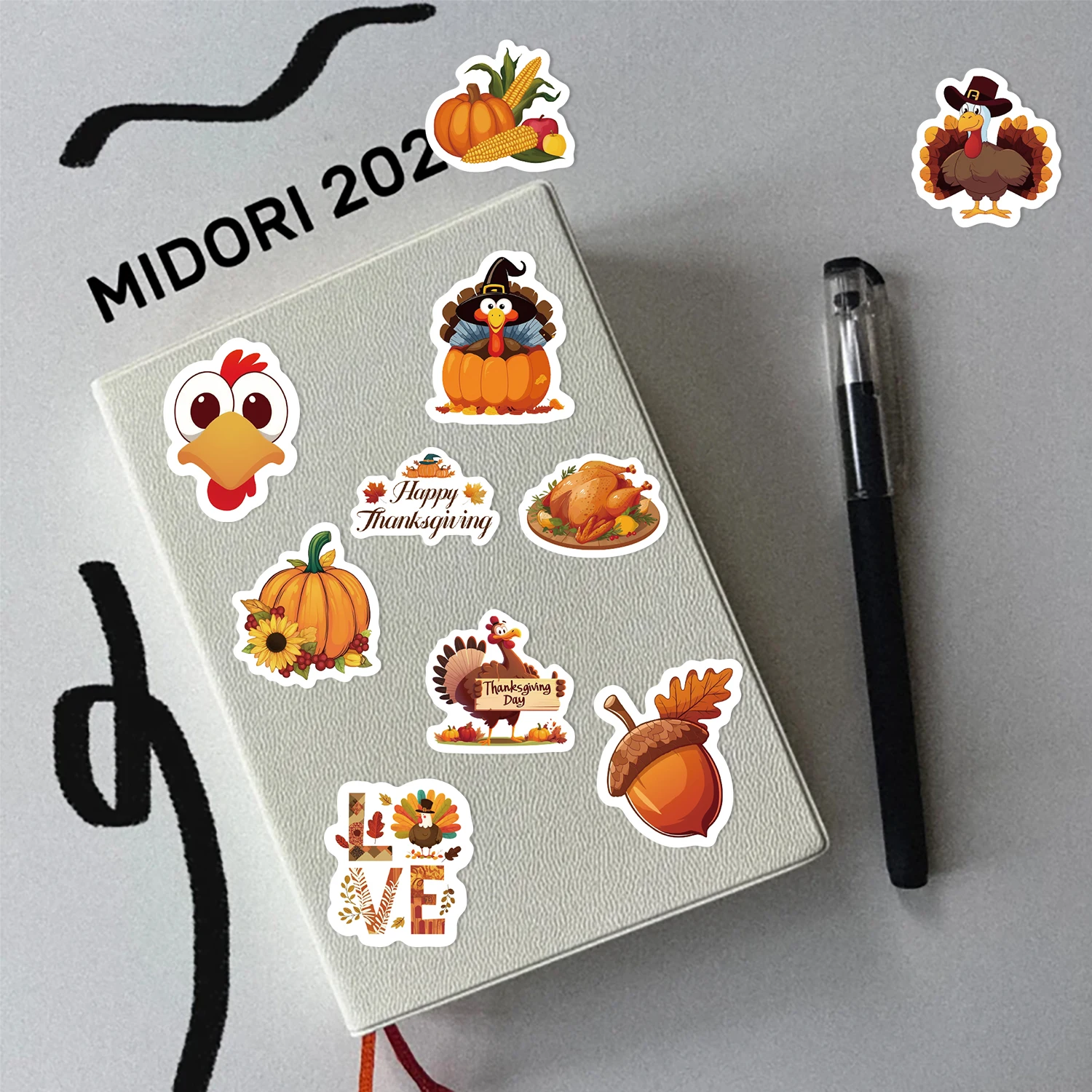 500 قطعة من ملصقات عيد الشكر وأعواد الطبل التركية وملصقات حصاد الخريف على شكل يقطين بألوان متنوعة، مثالية للهدايا