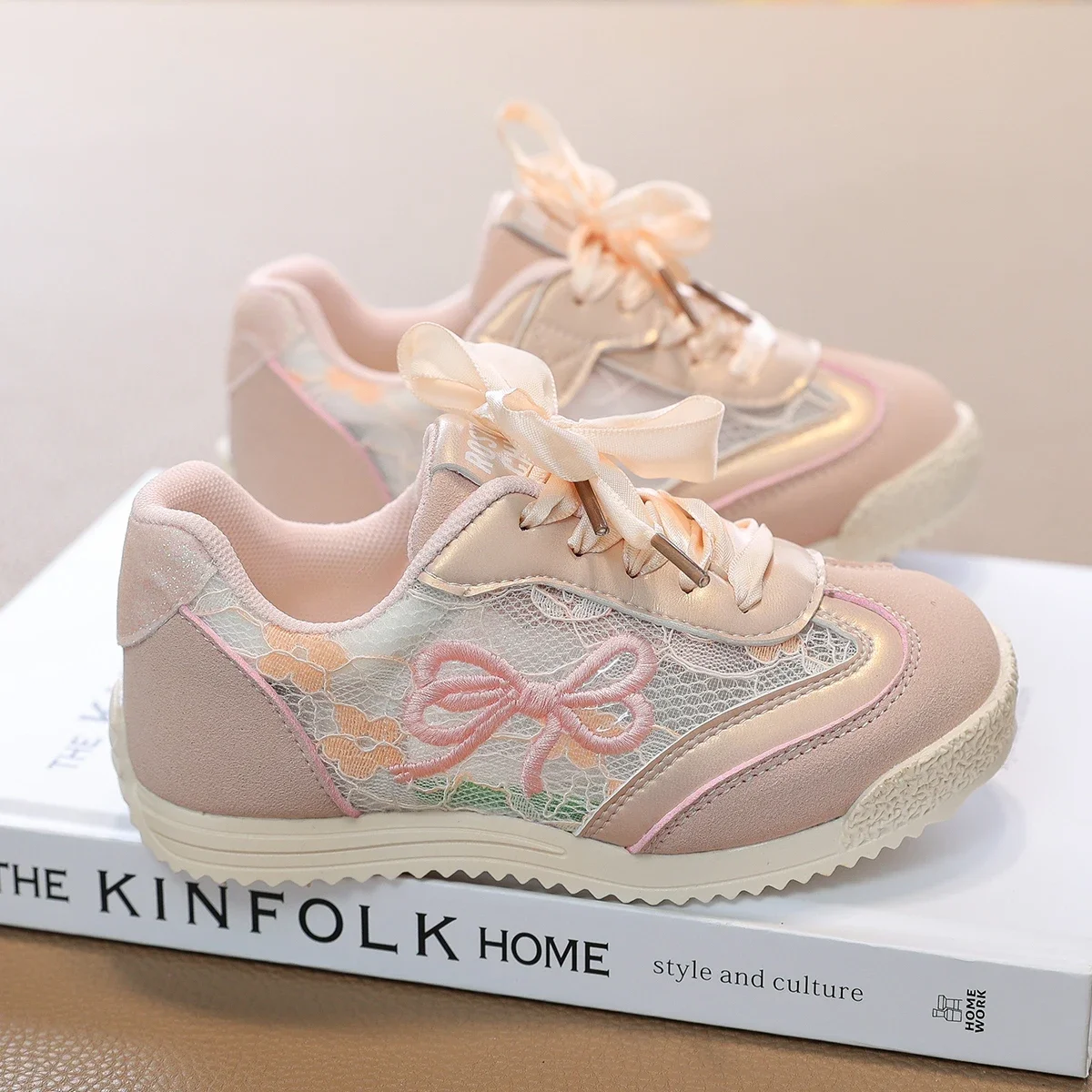 

Four Seasons Universal Children Sneakers Lightweight Body Anti Skid Sole Breathable Upper Sports Footwear for Daily Activity