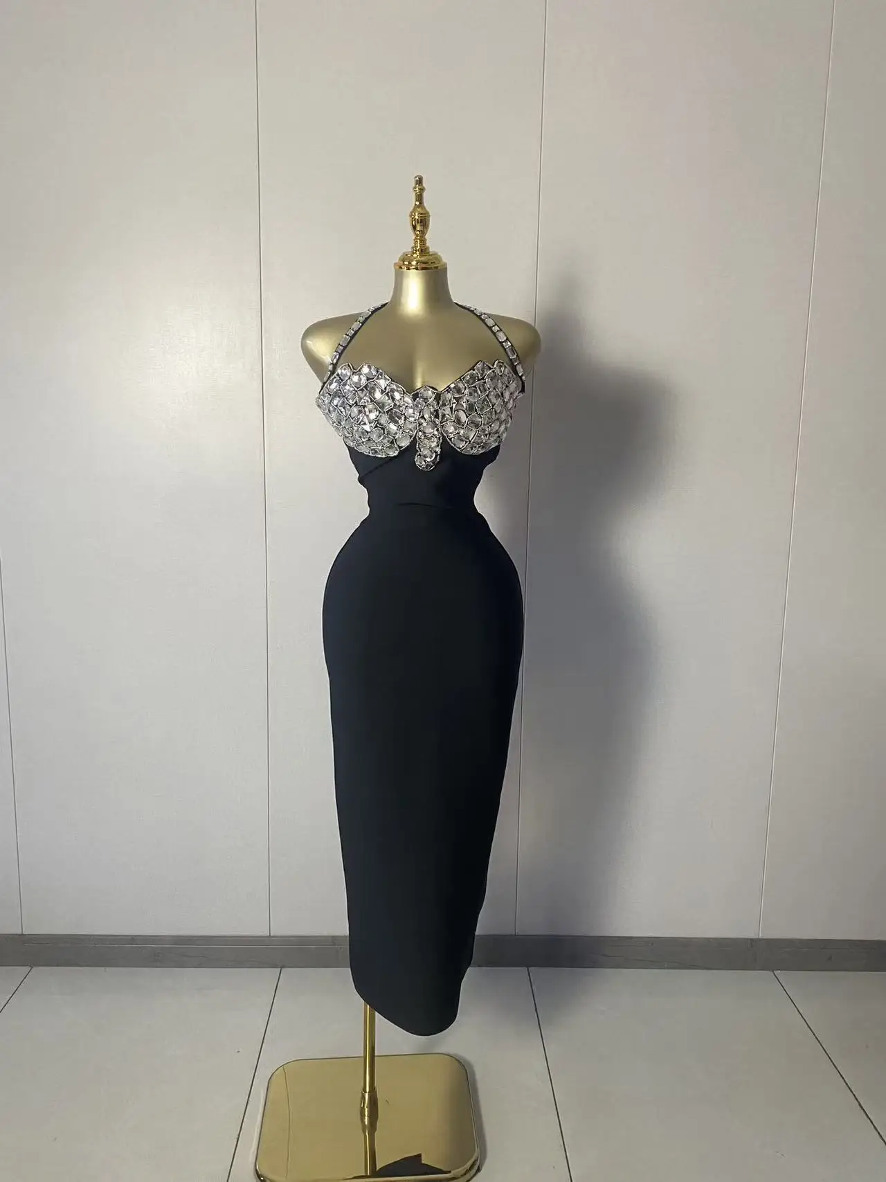 2025年新作 レディース セクシー ノースリーブ ホルターネック ダイヤモンド ブラック ミディ丈 ボディコン ドレス 2025 エレガント イブニング クラブ 高級 バースデーパーティー ドレス