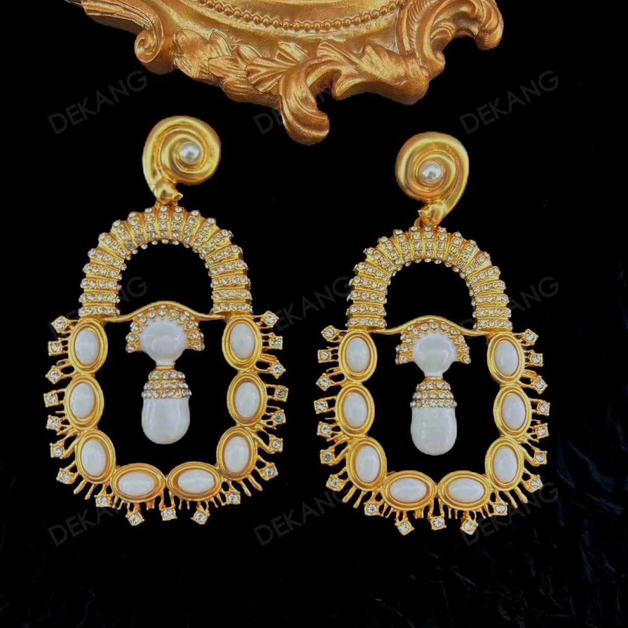 

Серьги с эмалированным жемчугом и сюрреалистической эстетикой