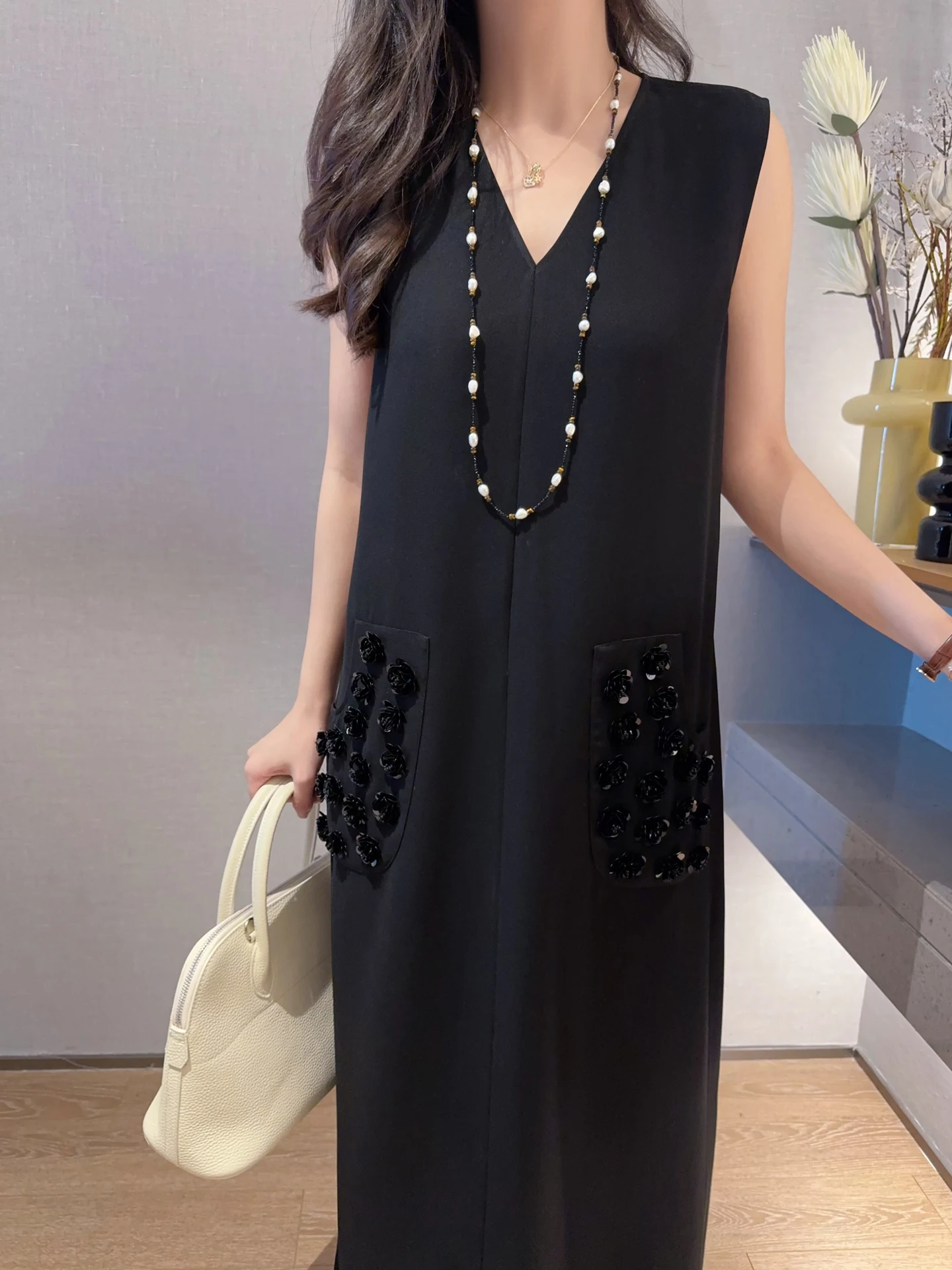 

Elegant Long V-Neck Beaded Flower Acetate Vest Dress Black Sleeveless Women's Summer Casual High Waist Straight Cut Gown