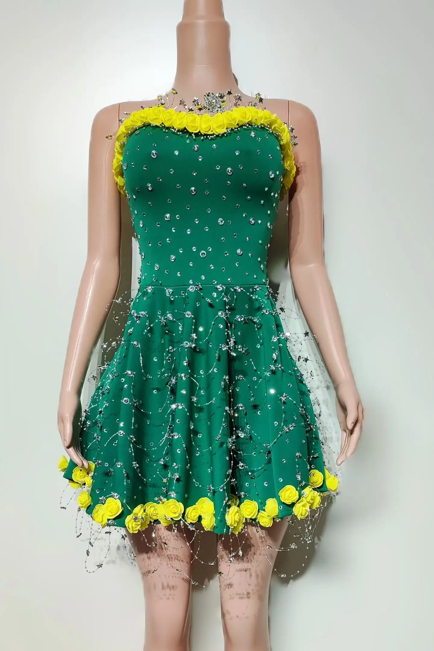

Green Strapless Cocktail Dress Yellow Flower Sparkly Rhinestone Pleated Mini Dress Sexy Women Party Event Show Outfit Huanglv