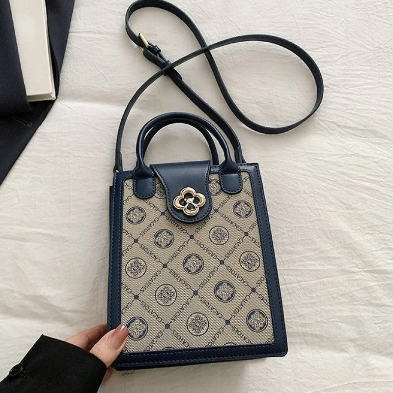 

Trendy Fashionable Shopper Bag For Commuter With Leather Accents Large Capacity Minimalist And Versatile