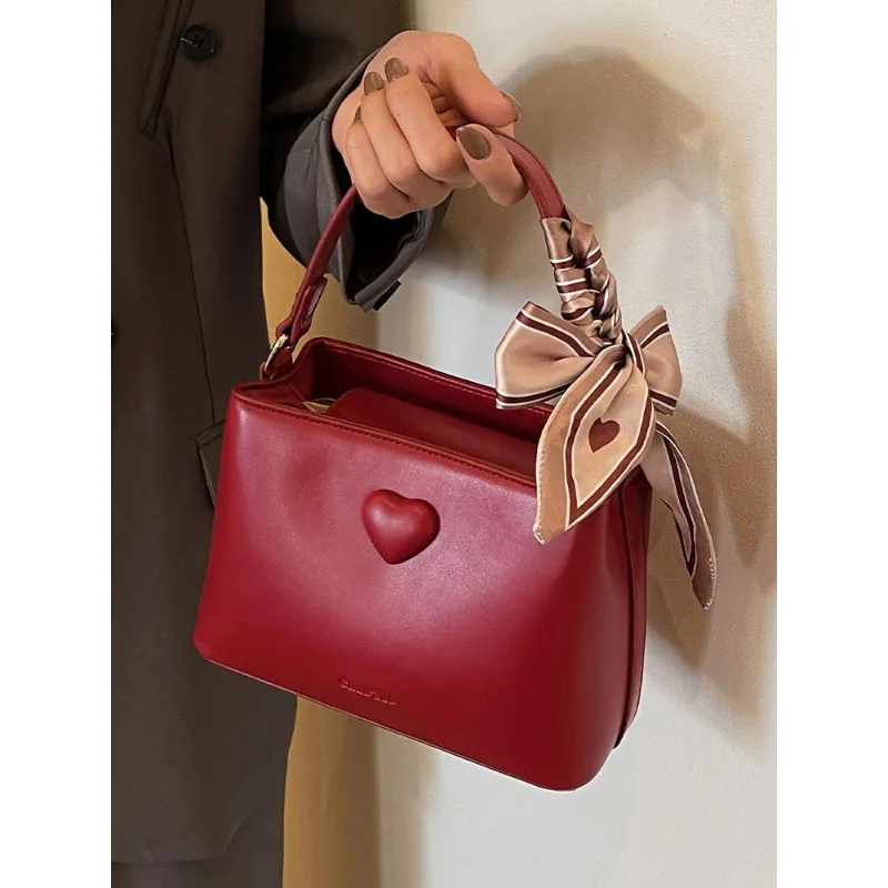 Simple Design Red Love Crossbody Bag High Quality Leather Texture Chains Crossbody Bag 2024 New Light Luxury Handheld Bucket Bag