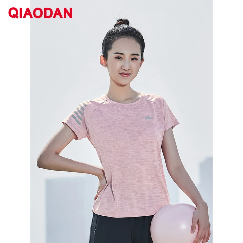 QIAODAN تي شيرت رياضي امرأة الصالة الرياضية الصيف سريعة الجافة س الرقبة ملابس رياضية اللياقة البدنية التدريب الجري ملابس علوية غير رسمية XHS1291224