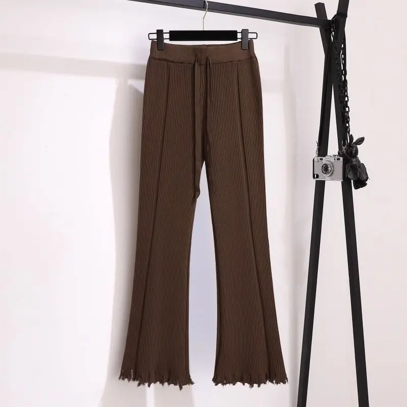 Outono feminino mostra emagrecimento, redução de idade e linhas de bloqueio de carne O design das calças de malha, calças queimadas, na moda