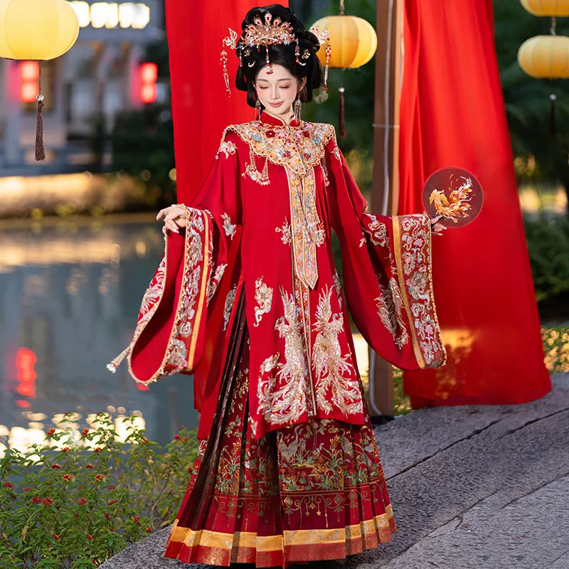 

Свадебное платье в китайском стиле Ming Clothing: вышивка машинной вышивкой, юбка-хорнетт, накидка и роба