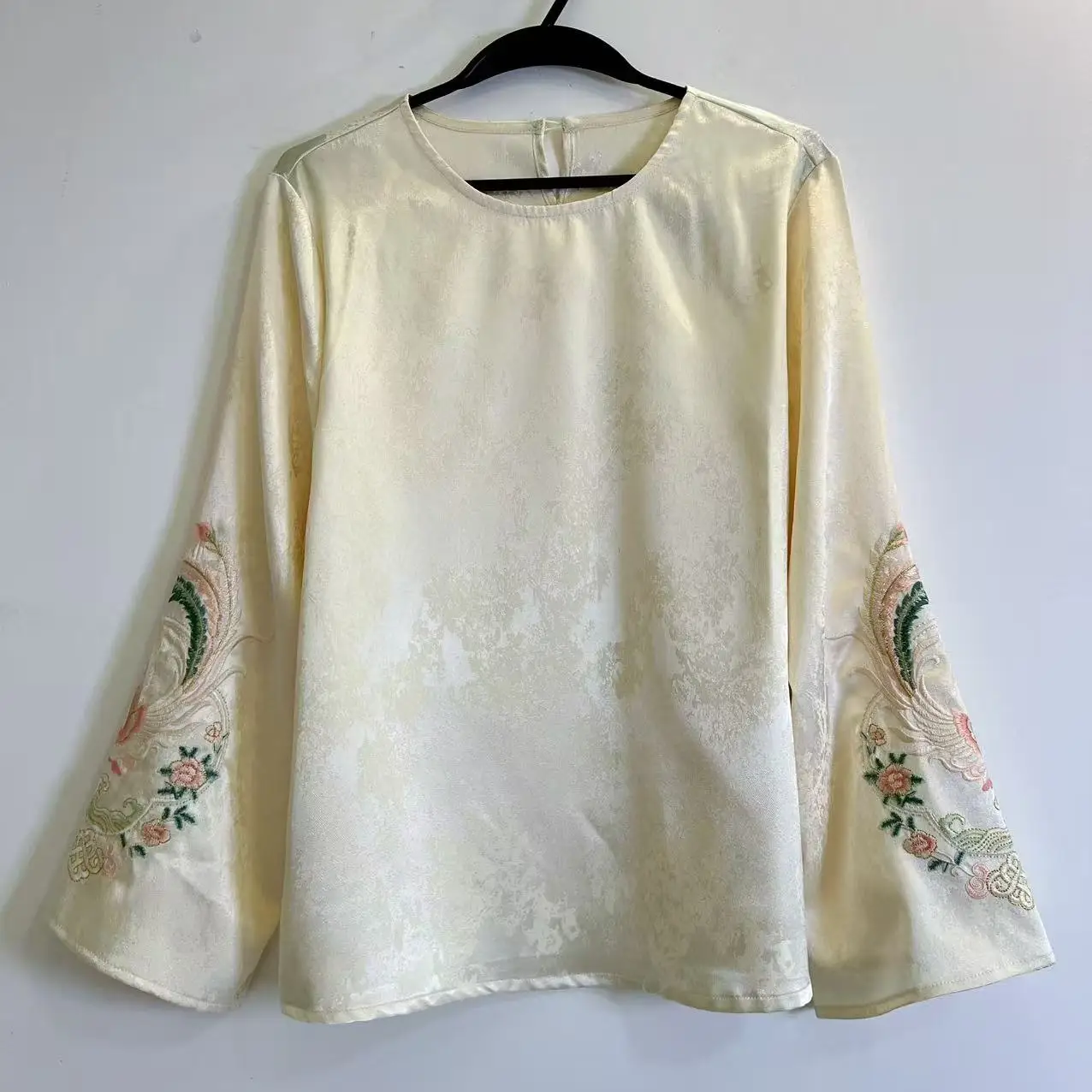 

Retro Chinese Embroidered Long Sve round Ne Women's irt Base Layer Faionable Versatile Ele Top Spring 2026