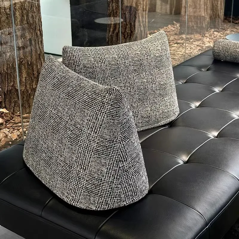 أريكة جلدية إيطالية بسيطة لغرفة المعيشة بدون مساند للذراعين، أريكة سوداء على الوجهين، شقة صغيرة