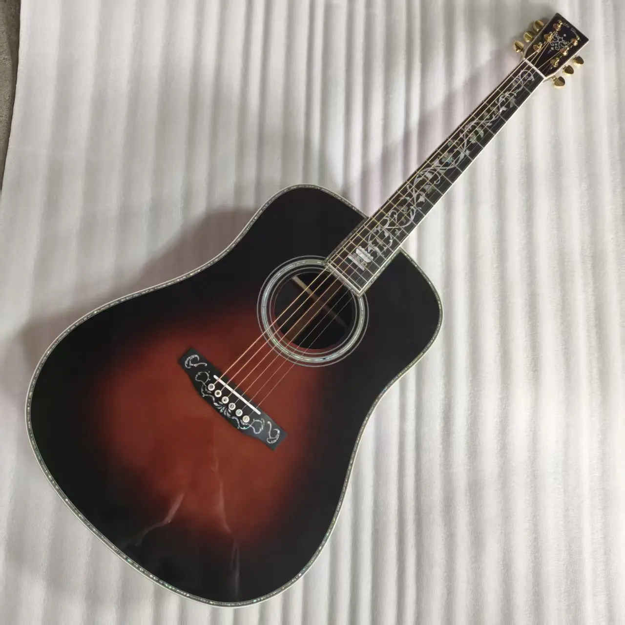 Guitarra acústica personalizada de la serie Deluxe Dreadnought D-45AA, con acabado TabacooBurst, diapasón de ébano, ribete de abulón y cuerpo de palisandro macizo.
