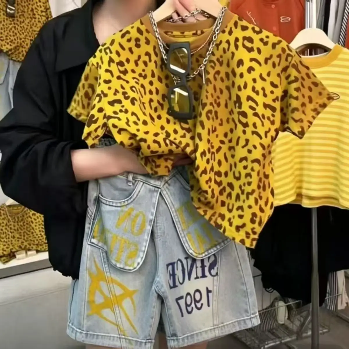 

New American Retro Children's Yellow Background Leopard Print Short Sleeved T-Shirt and Boys Girls Summer Denim Shorts 2pcs Set