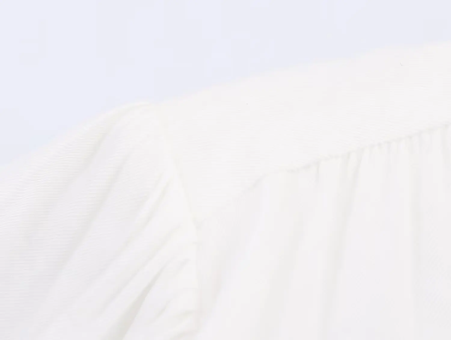 Nowa kolekcja jesień 2025: damska koszula z długim rękawem, kołnierzykiem, wyściełanymi ramionami, uniwersalna, o luźnym kroju i regularnej długości.