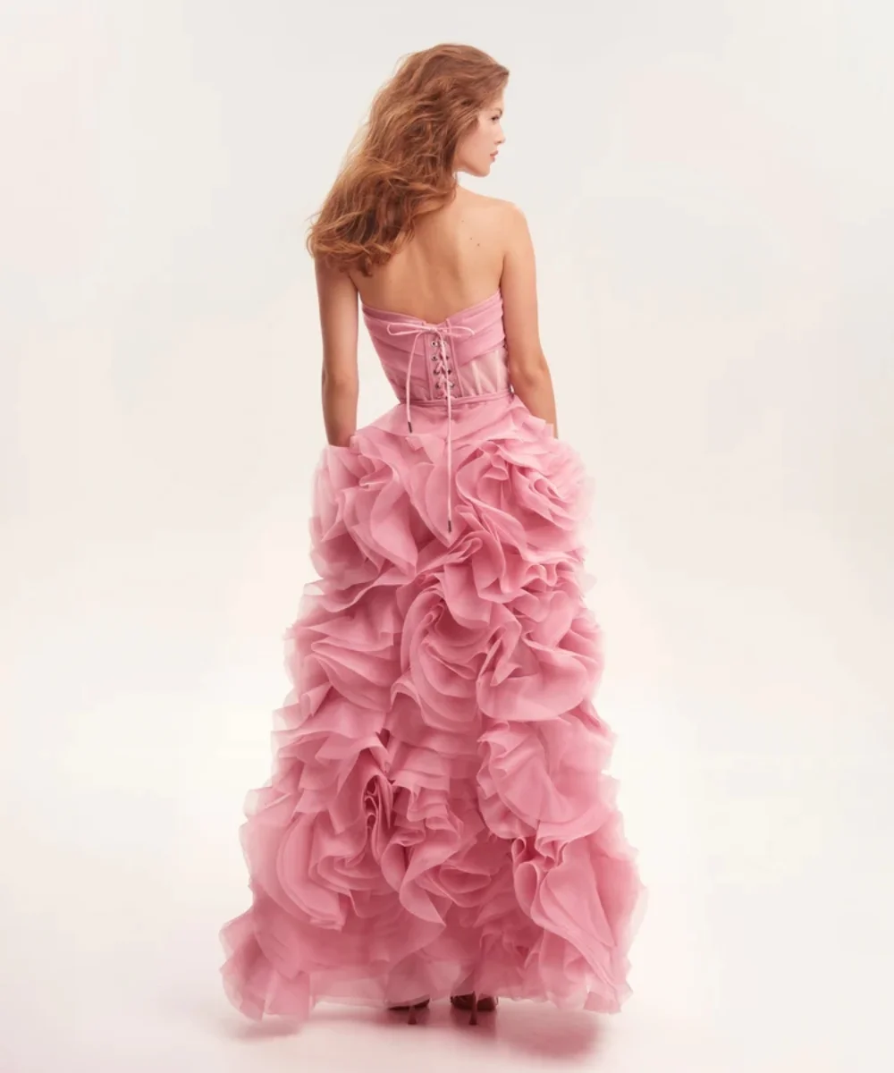 Hübsches rosa Organza-langes trägerloses Abendkleid mit geteiltem Rückenträger-Design, A-Linie, gerüschtes Blumen-Damen-Partykleid