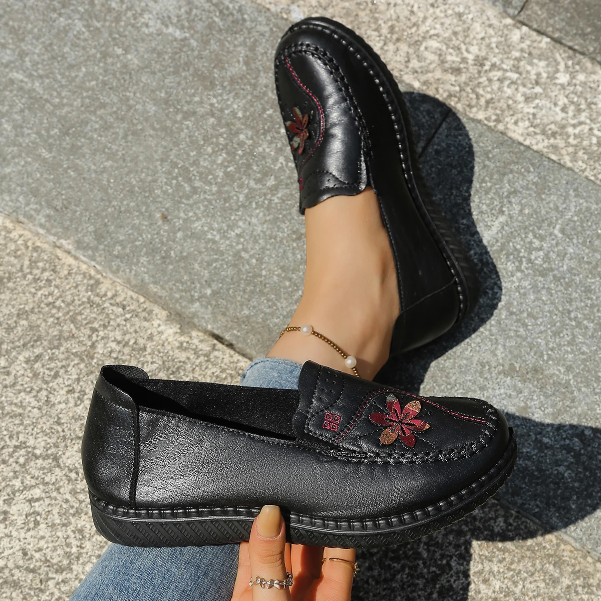 Mocassins plats à enfiler pour femmes, motif floral, dessus en similicuir avec détails cousus à la main, chaussures de marche à talon compensé bas pour femmes matures