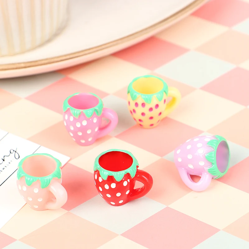 2pcs Mini Resin strawberry Water Cup 1:12 Dollhouse Miniature Doll house Decor