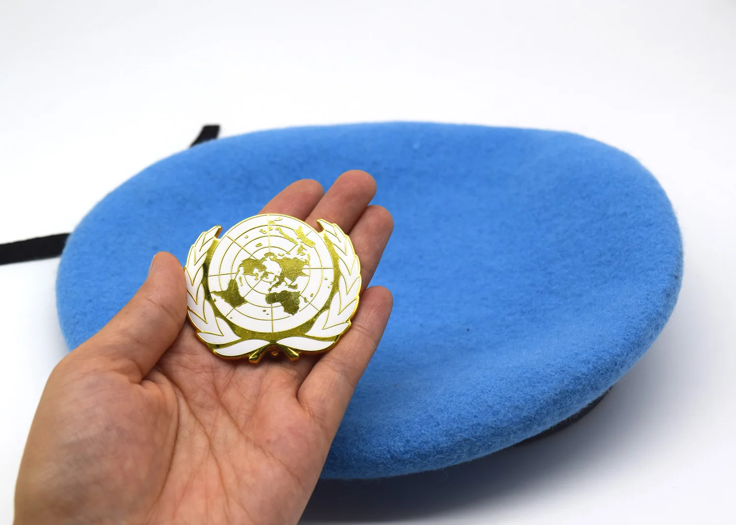 

Top Quality UN Peacekeeping Force Woolen Cap Hat BLUE BERET W UN Gold Badge