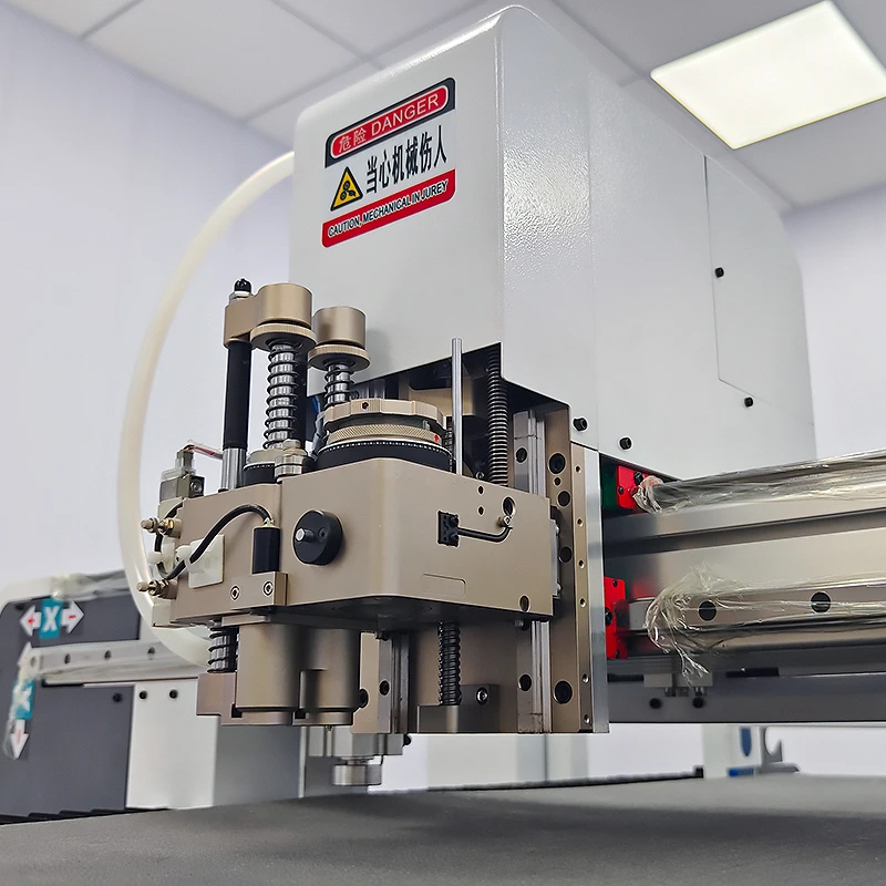 XK1615 Taglierina per pelle |   Tagliatrice automatica di modelli di scarpe per scarpe da ginnastica/stivali |   Sistema di precisione + riduzione del rumore da ±0,1 mm