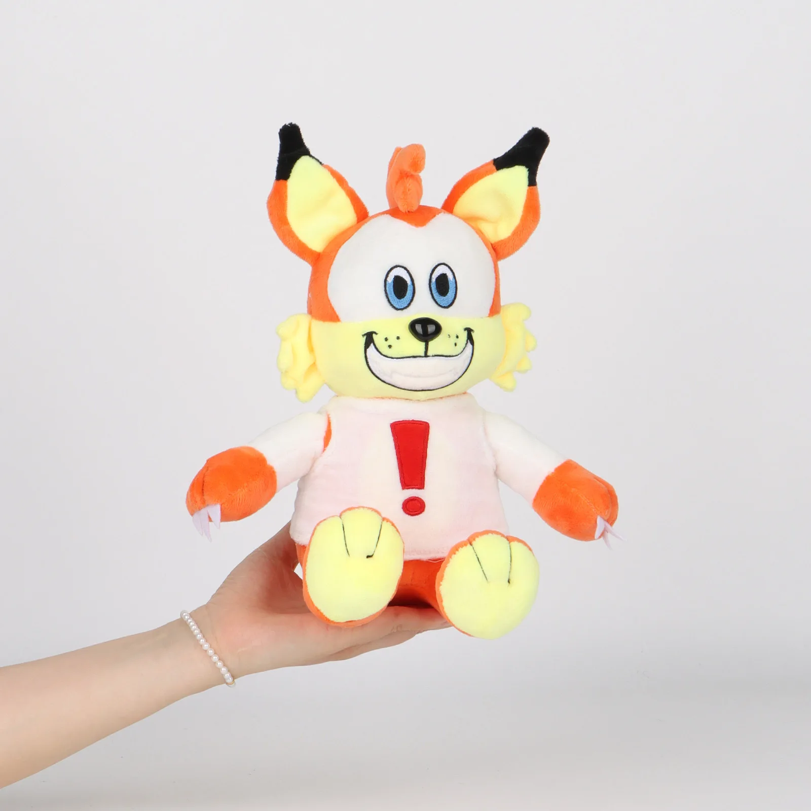 Carino 26 cm Bubsy Cat Peluche Divertente Cartone Animato Gatto Arancione Farcito Cuscino Indossare T-shirt Bianca Con Marchio di Esclamazione Rosso Stampa Peluche