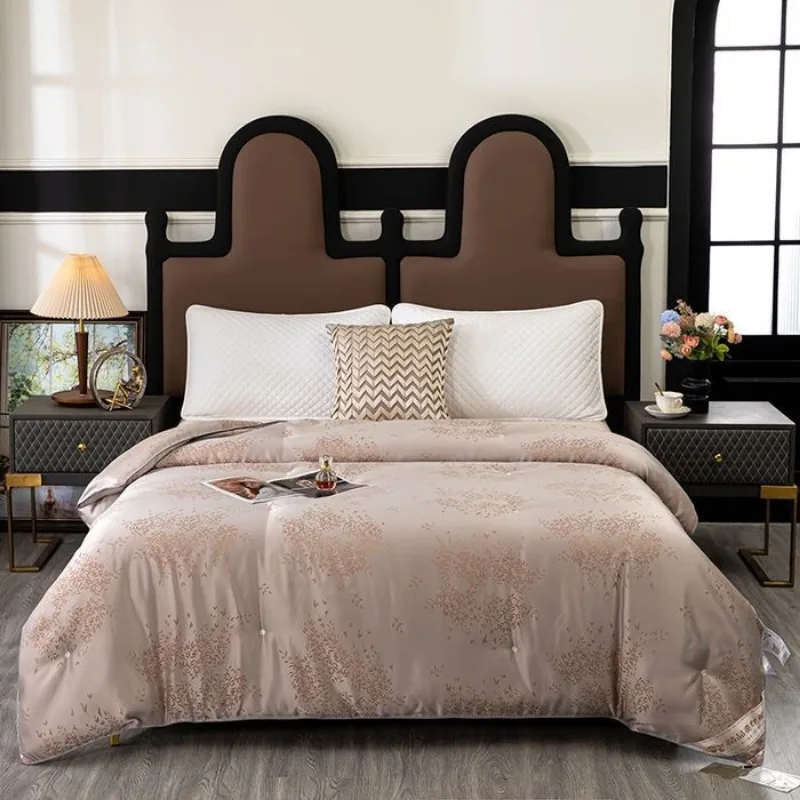 New satin jacquard silk quilt is high-end, skin-friendly and comfortable, and can be used in all seasons in autumn and winter