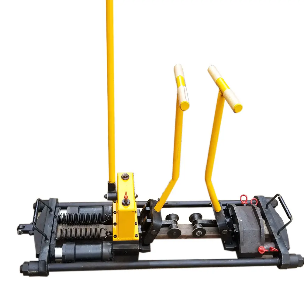 Gauge adjuster for railway maintenance, with strong hydraulic thrust and compact on-site design