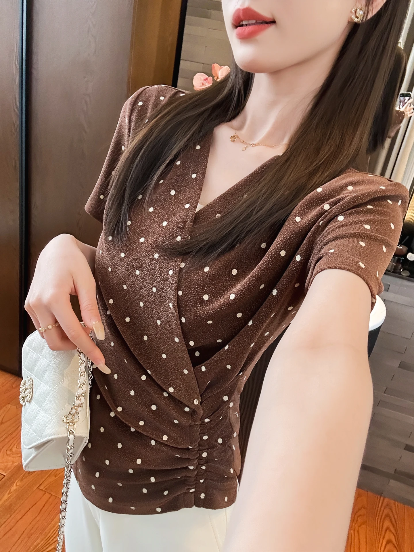 

Женская футболка Ele с V-образным вырезом и коротким рукавом, кофейного цвета, универсальная, дышащая, комфортная, приятная для кожи, летняя.