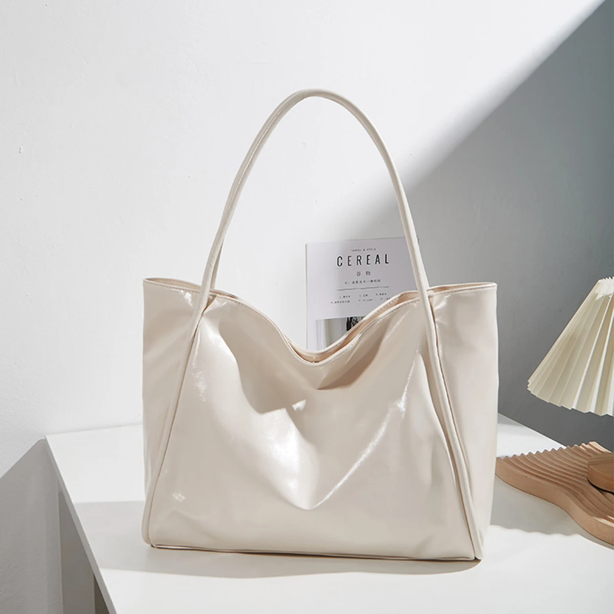 

Новая модная и элегантная сумка-тоут на одно плечо с большой вместимостью, идеально подходит для ежедневных поездок на работу и выходных прогулок.