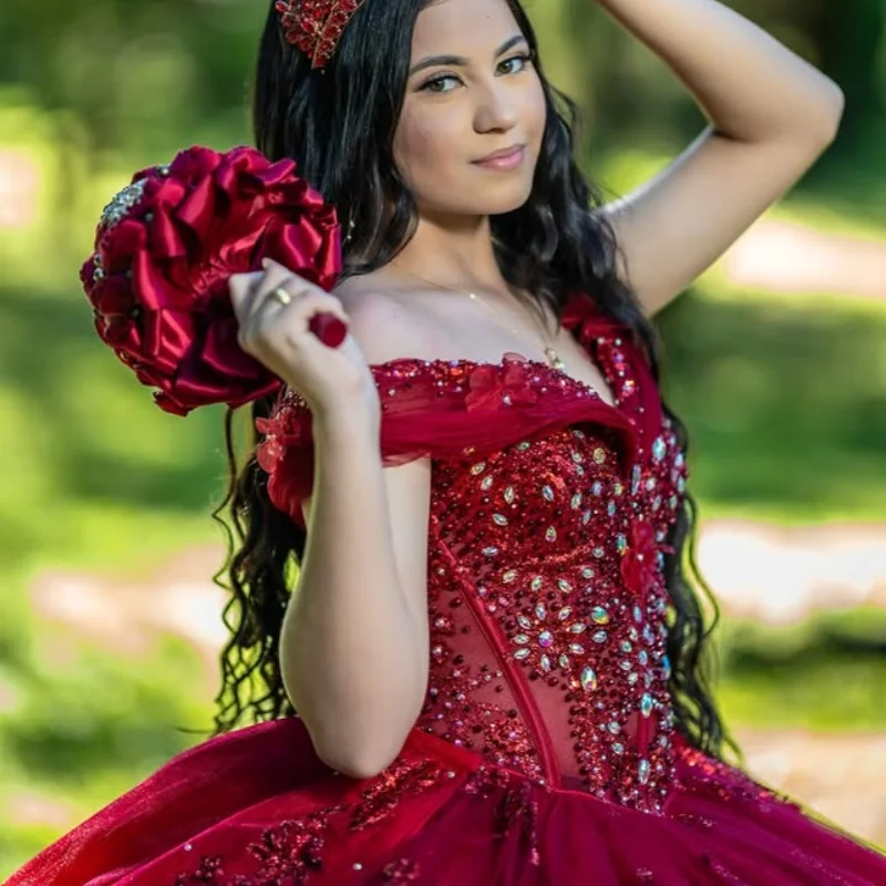 

Блестящие красные платья Quinceanera с открытыми плечами, блестящие кристаллы, 3D цветочная наклейка, длинный хвост, бант, Vestido 15, Quinceanera по индивидуальному заказу