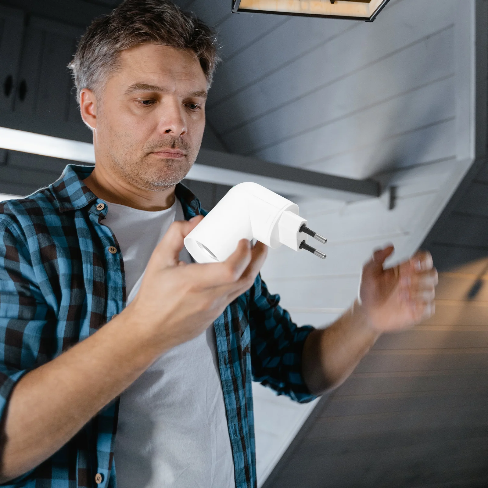 

2Pcs Compact Light Bulb Socket Converter Plug in E27 Lamp Holder for Portable Lighting in Utility Room Garage Workshop