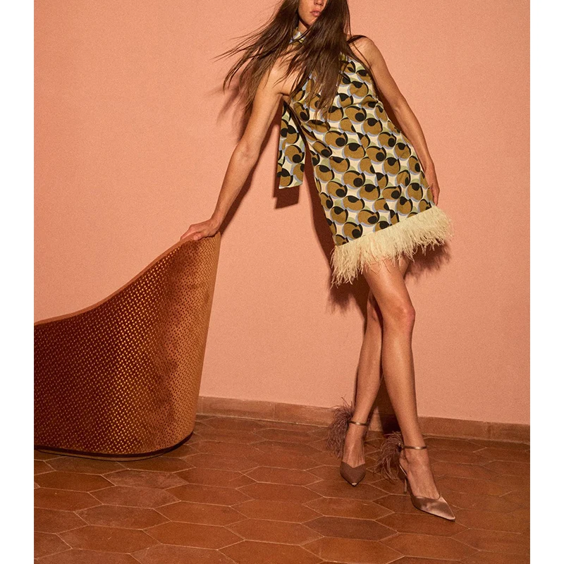 فستان صيفي جديد أنيق للنساء بتصميم قصير مع زخرفة ريشية حول الرقبة وطباعة نمط هندسي من ألياف البوليستر