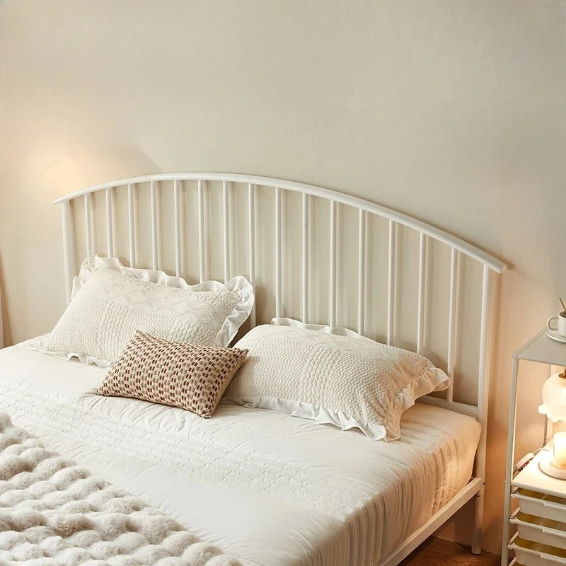 سرير حديدي بسيط بلون كريمي: إطار رقيق يخلق ملمسًا هوائيًا لغرف النوم الصغيرة، ويمزج في تراجع مهدئ ومريح #1