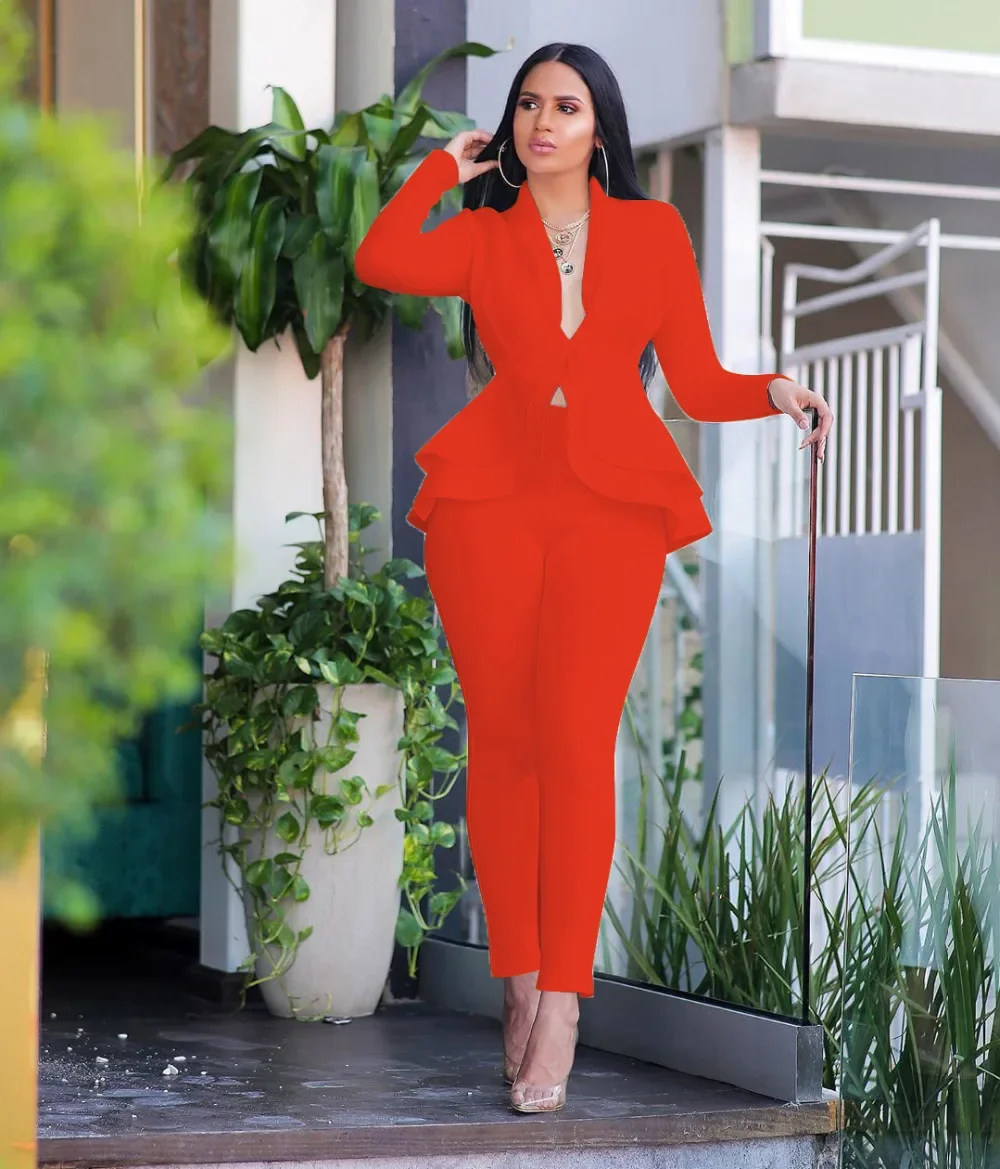 Herbstliches Damen-Outfit, bestehend aus zwei Teilen: ein einfarbiges Oberteil mit V-Ausschnitt und langen Ärmeln, ein Blazer mit Peplum-Saum und eine Bleistiftrockhose – ein elegantes, formelles Business-Outfit für den Büroalltag, erhältlich in großen Größen. – Detail 8
