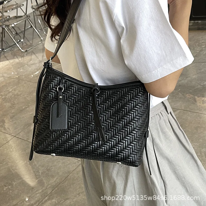 

Bag Women's 2025 New Trendy Versatile Simple Woven Bucket Bag Large Capacity Tote Bag Fashion Shoulder Crossbody Bag