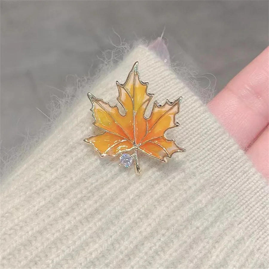 Rinhoo Vintage Painting Enamel Maple Leaf Brooches Pins For Women Girls Exquisite Rhinestone Maple Leaves Badge Fashion Jewelry